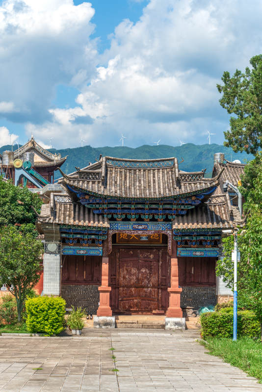 云南大理巍山古城文庙内的古古建筑门前风光图片