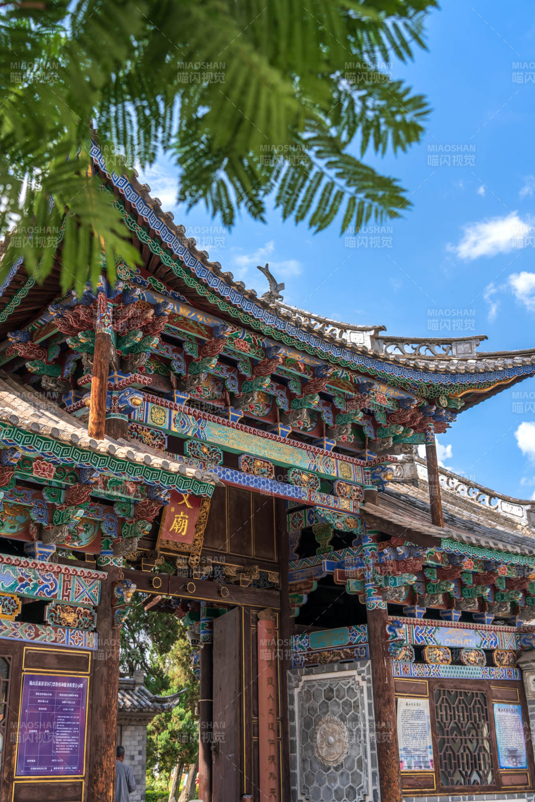 云南大理巍山古城文庙正门入彩绘古建筑门楼图片