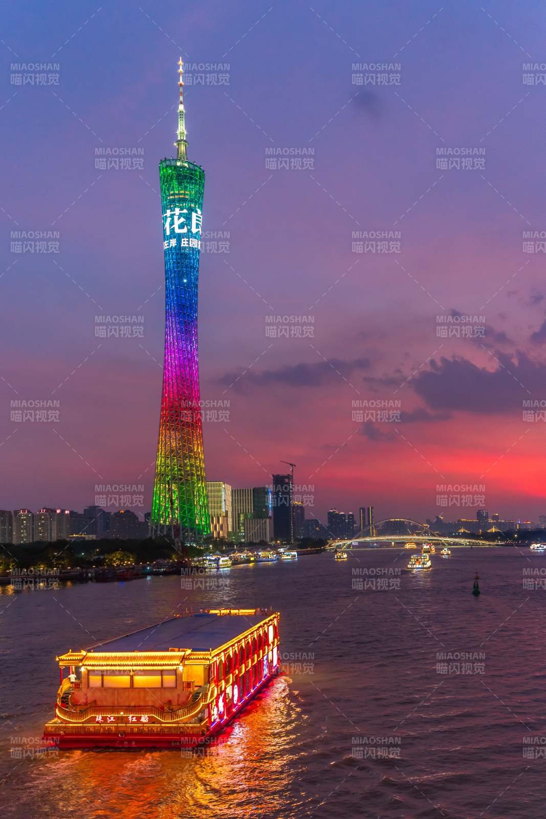 珠江夜游广州塔广州塔夜景璀璨图片