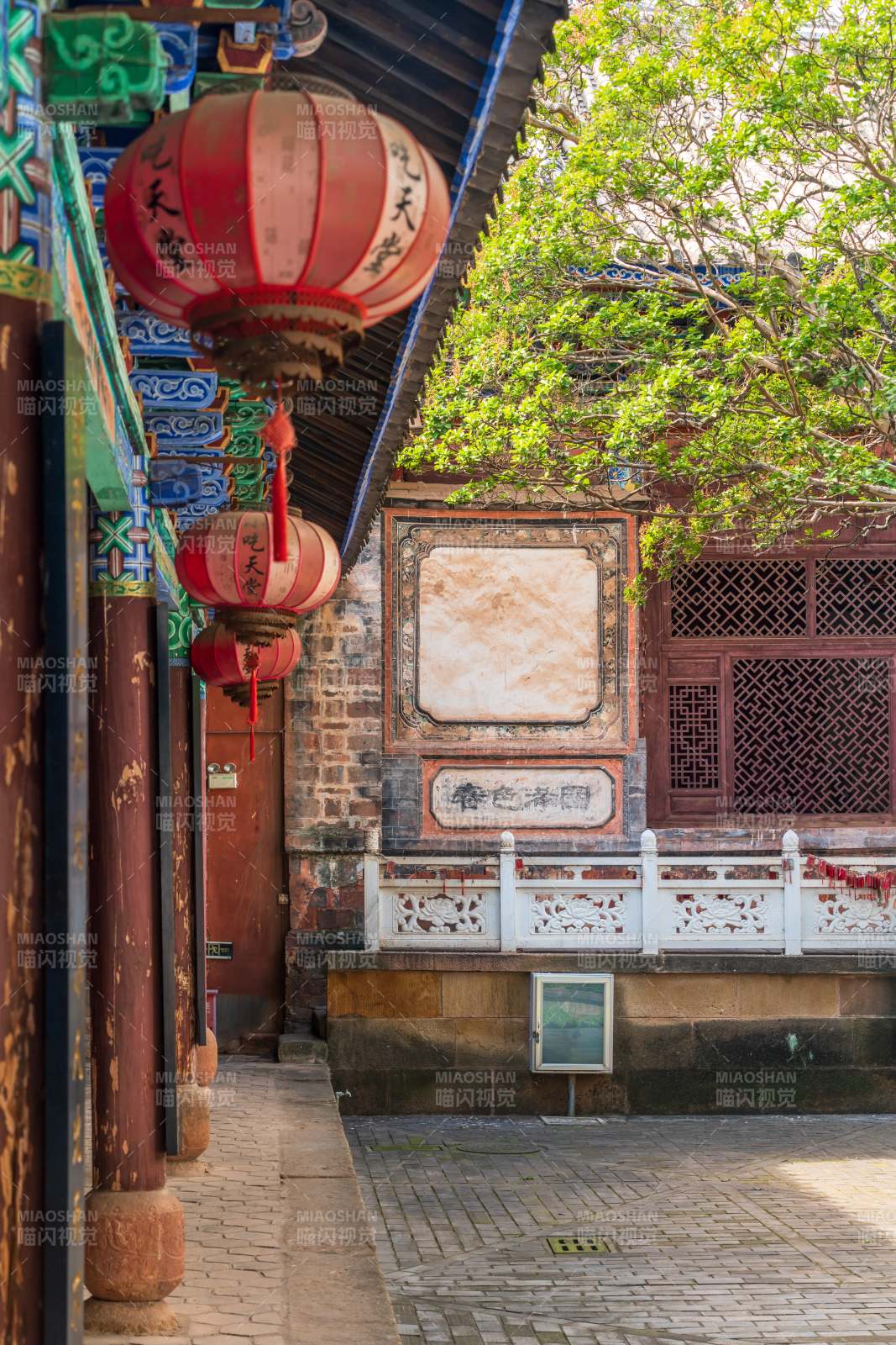 云南大理巍山古建筑长廊的红纱灯笼图片