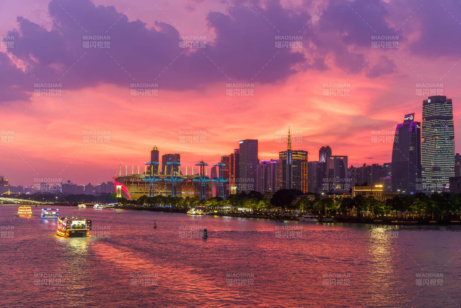 晚霞下的广州珠江夜游游船城市暮色映江景图片