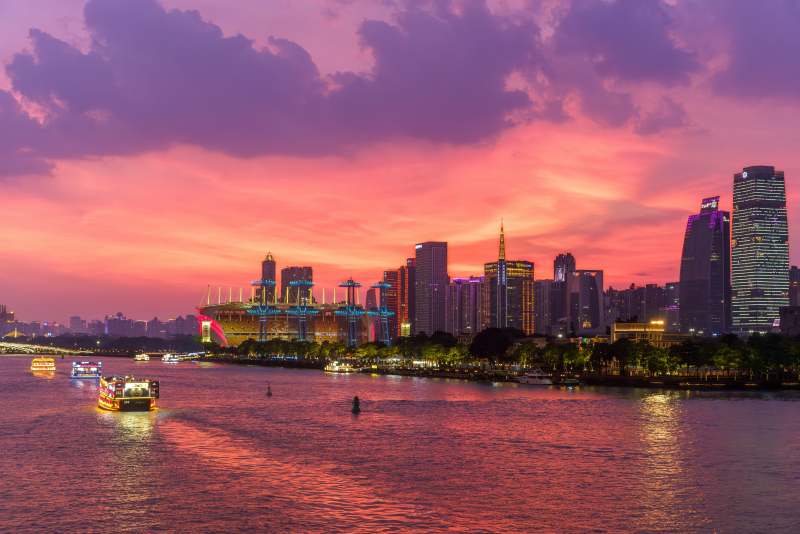 晚霞下的广州珠江夜游游船城市暮色映江景图片