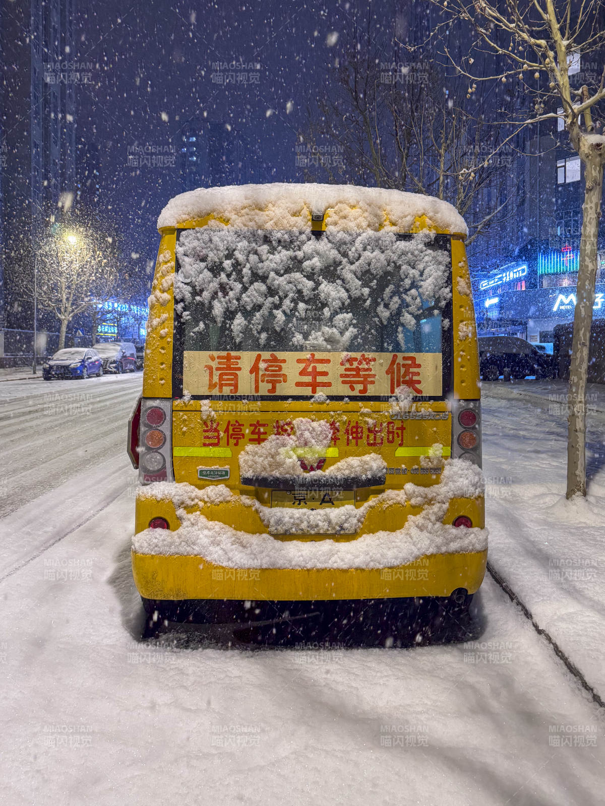 雪夜校车停候图片