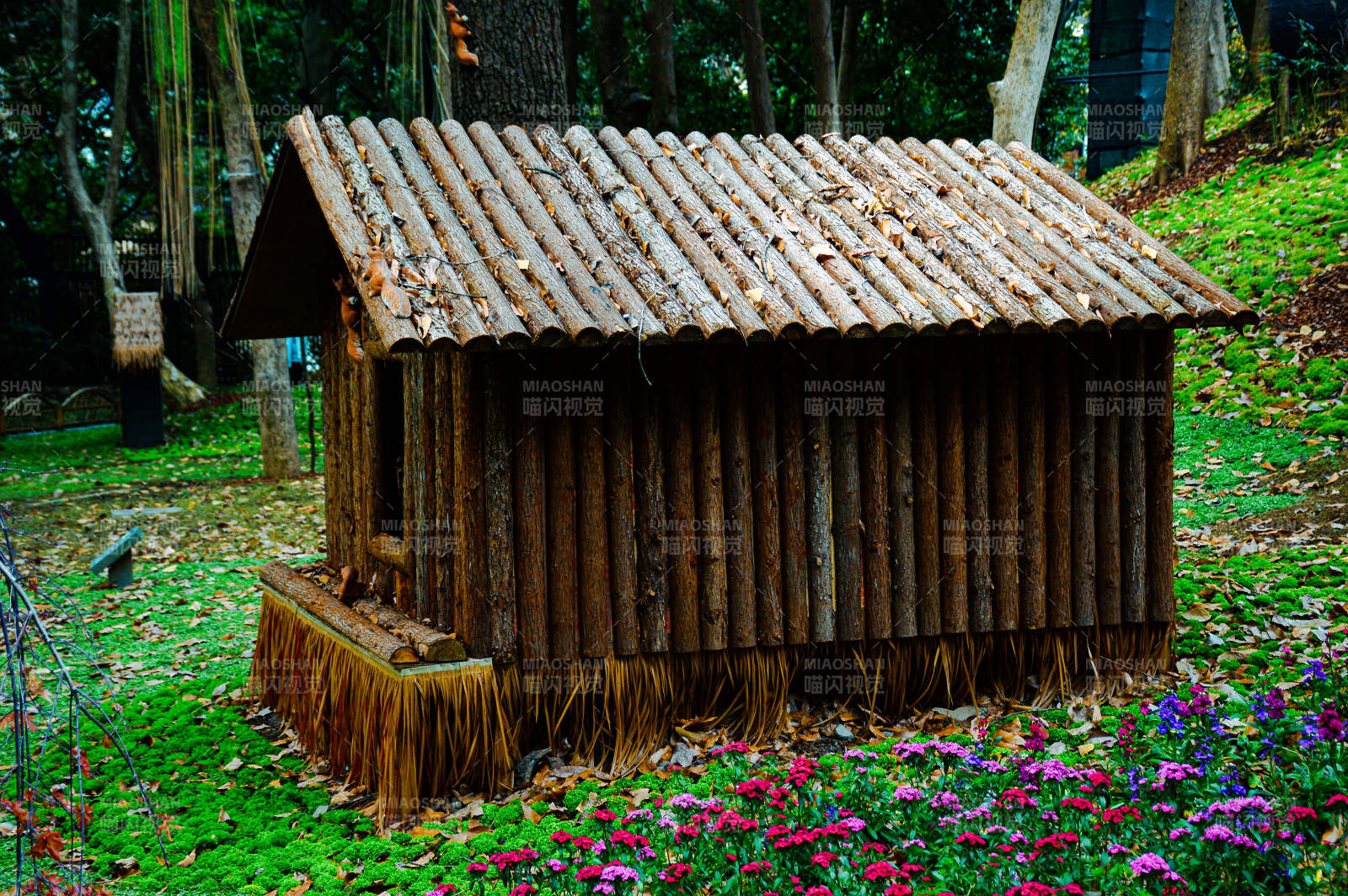 林间木屋花丛中图片