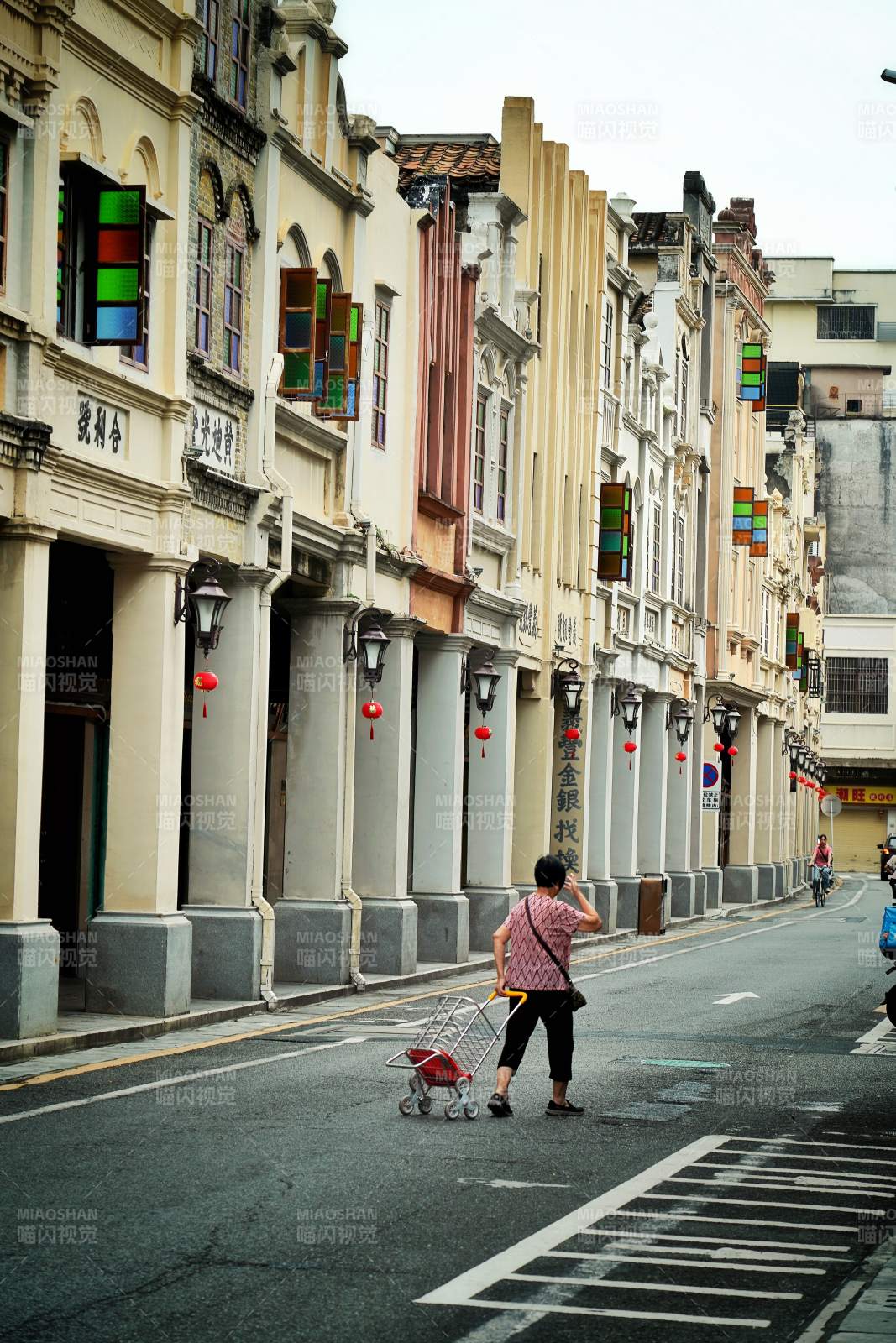 台山老街行人推车过图片