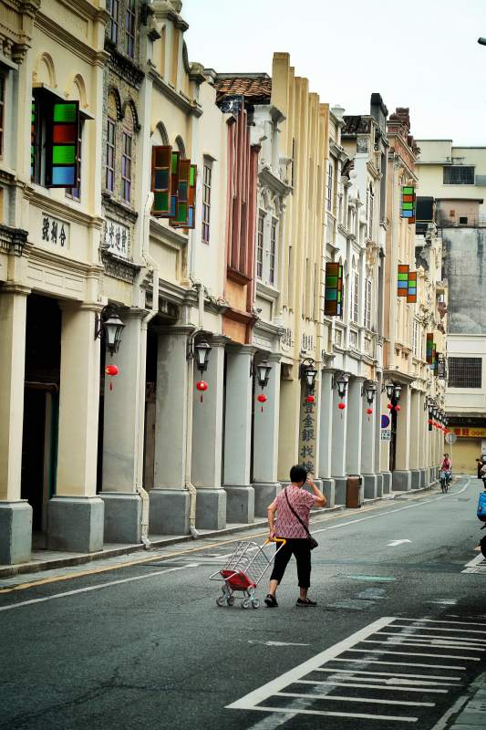 台山老街行人推车过图片