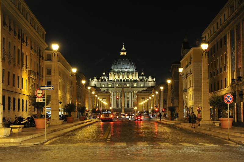 夜幕下的圣彼得大教堂图片