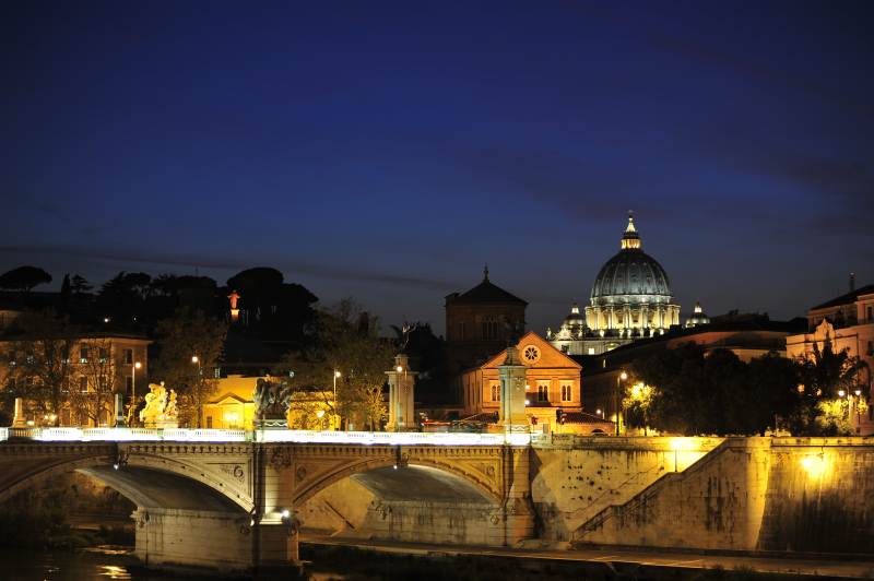 夜幕下的罗马圣彼得大教堂图片
