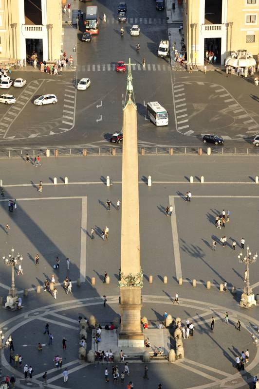 梵蒂冈广场中央的方尖碑图片