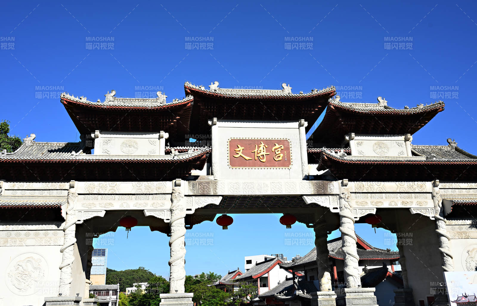 阳光下的深圳文博宫中式古建筑牌坊景观图片