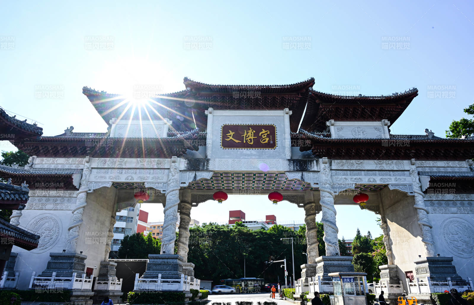 阳光下的深圳文博宫中式古建筑牌坊景观图片