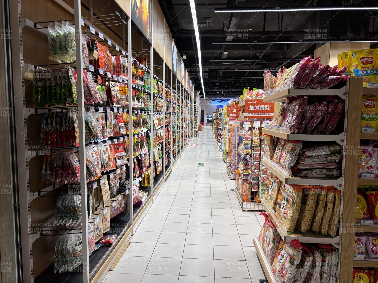 超市零食区一览图片