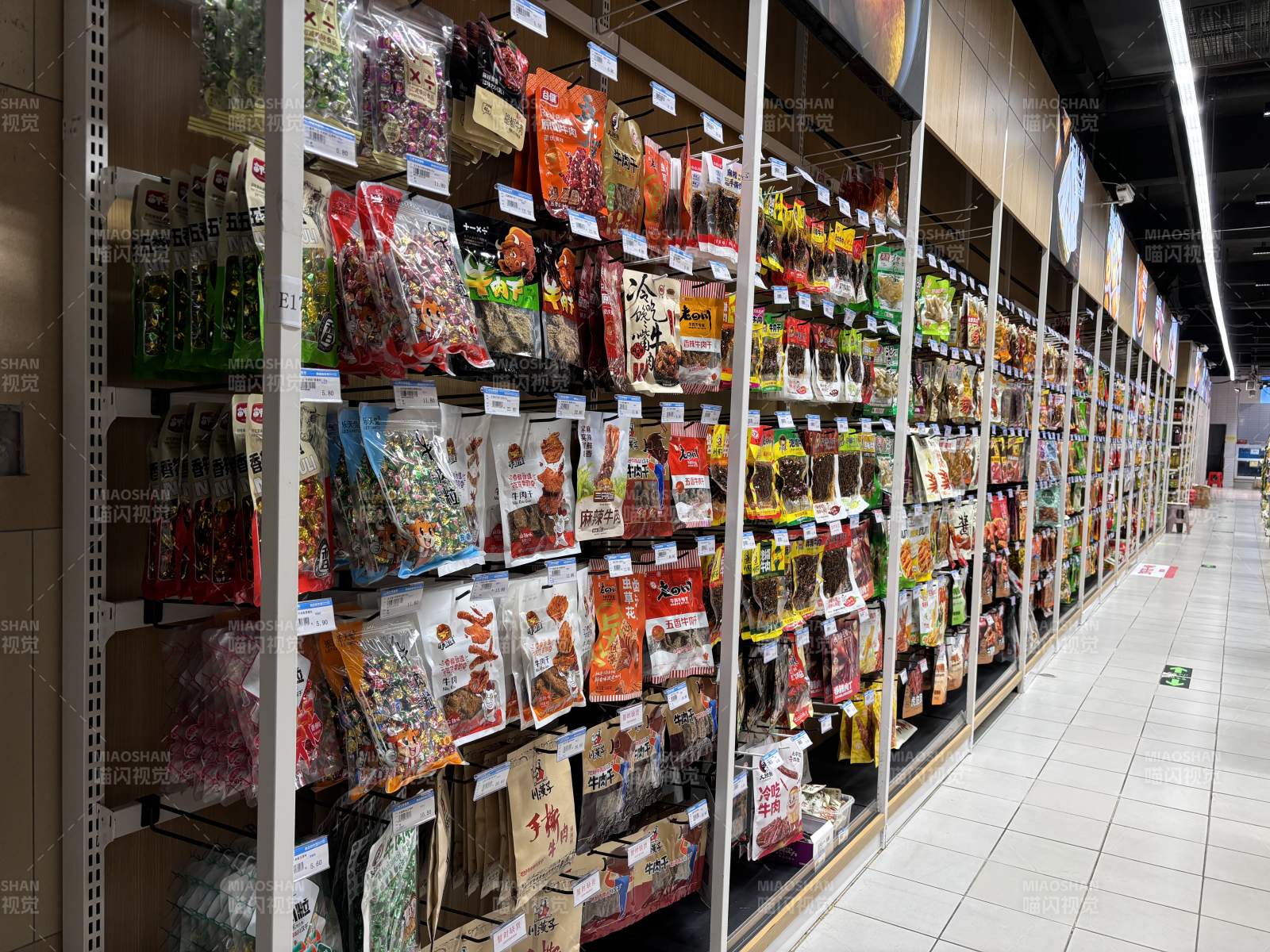 超市零食货架图片