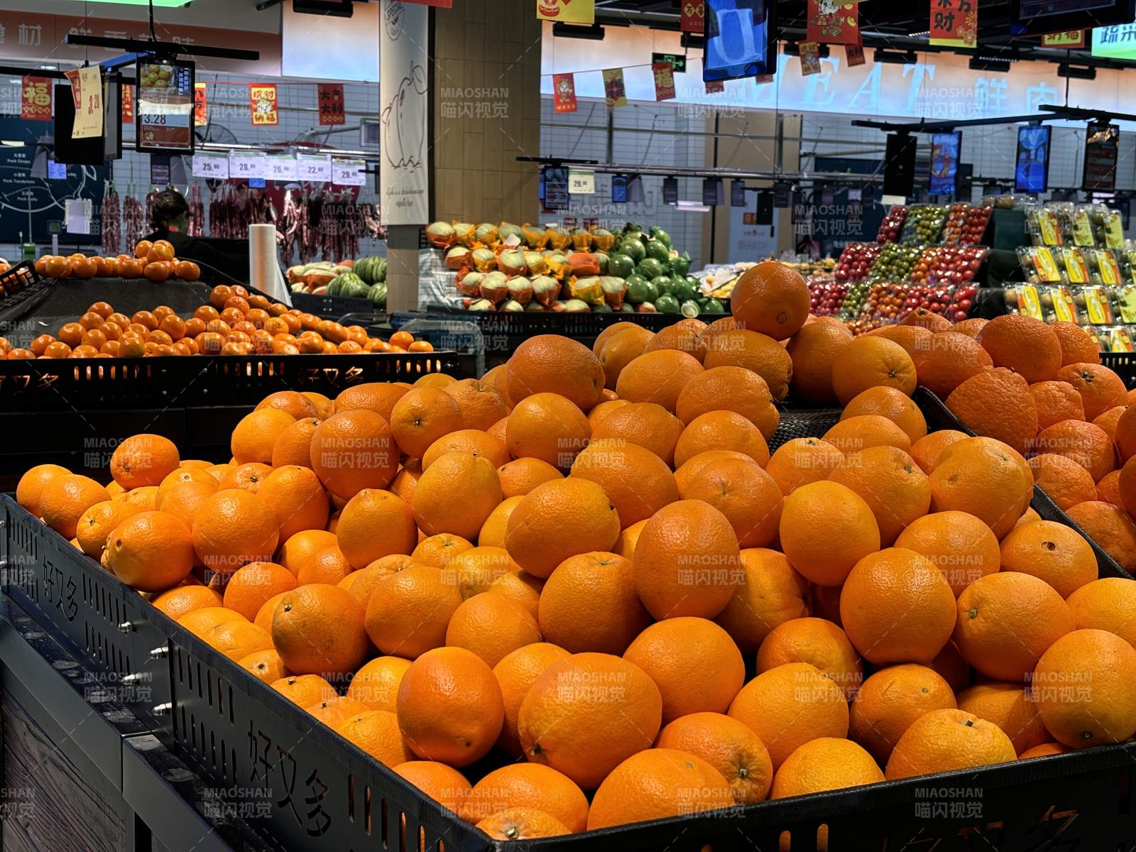 橙子堆满市场摊位图片