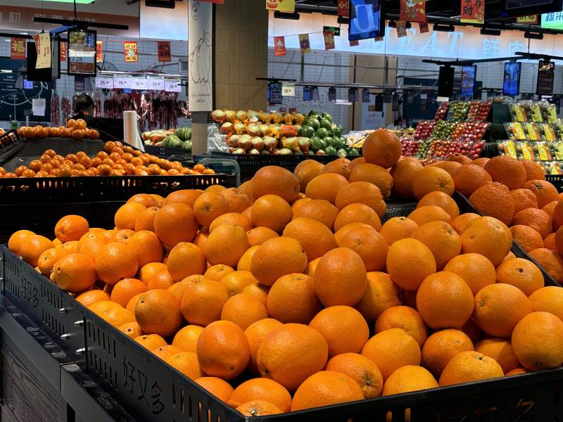 橙子堆满市场摊位图片