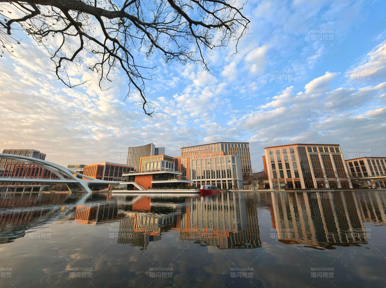 华为练秋湖建筑群水面镜像艺术效果 上海图片