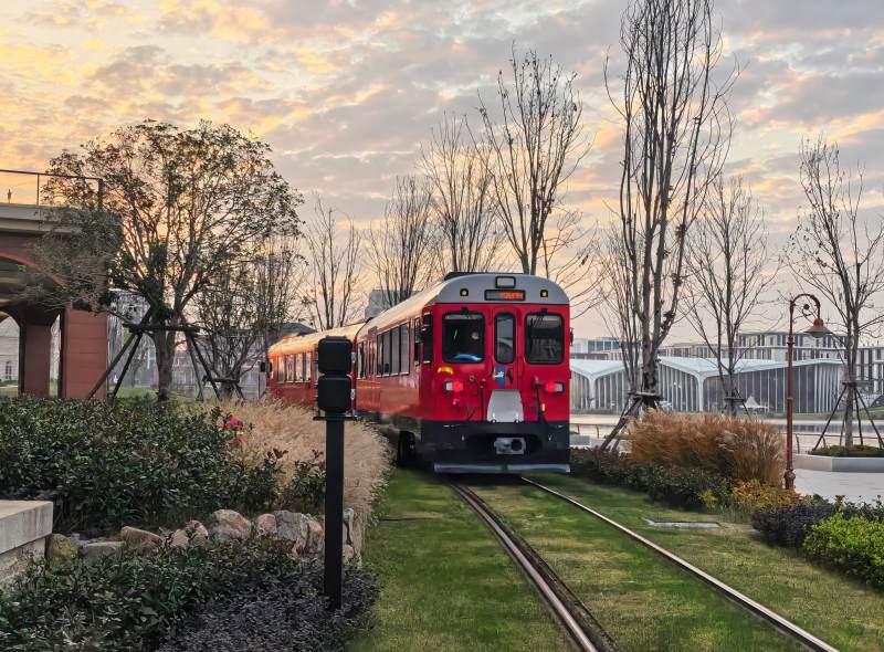 华为练秋湖红色列车黄昏行驶在轨道 上海图片