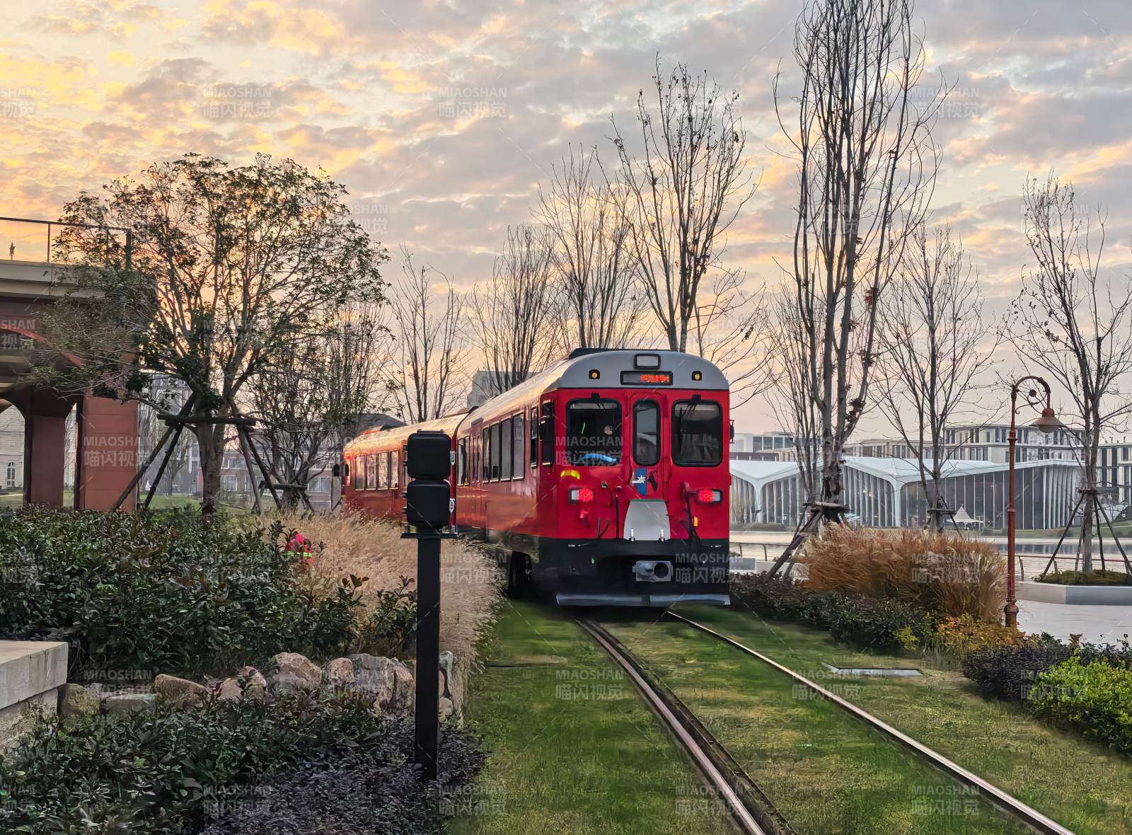 华为练秋湖红色列车黄昏行驶在轨道 上海图片