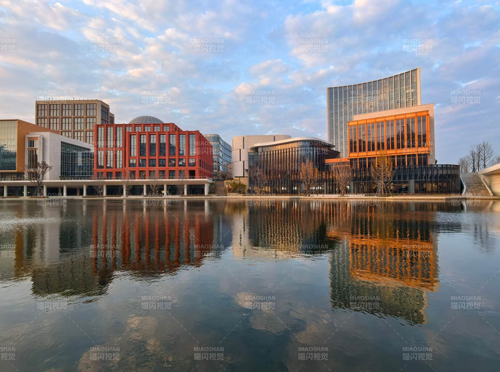 华为练秋湖建筑群水面镜像艺术图片