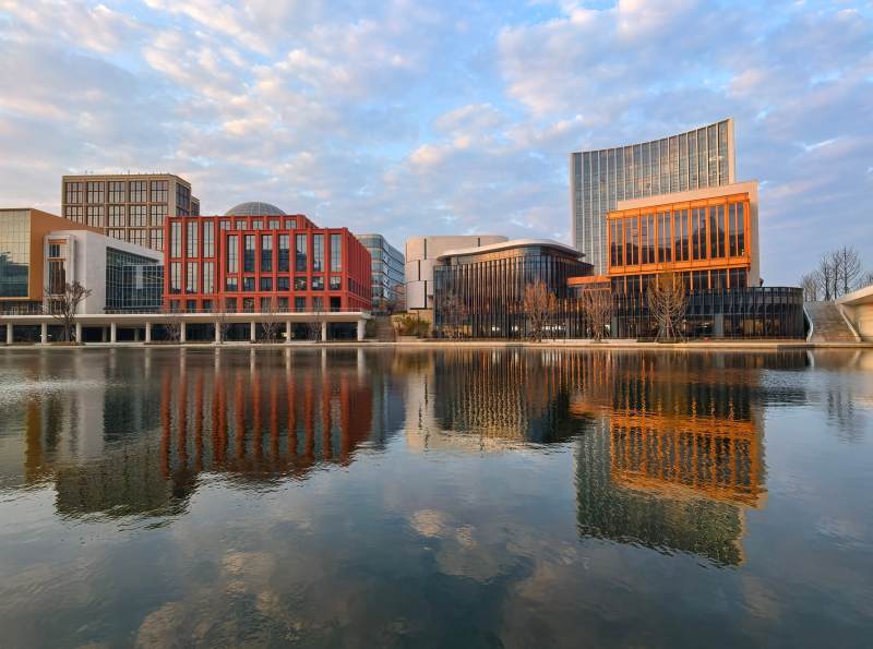 华为练秋湖建筑群水面镜像艺术图片