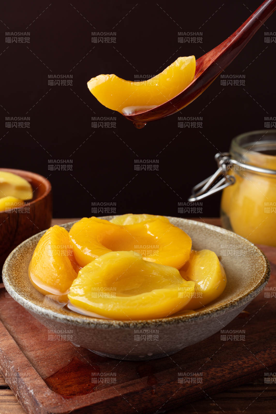 黄桃罐头图片
