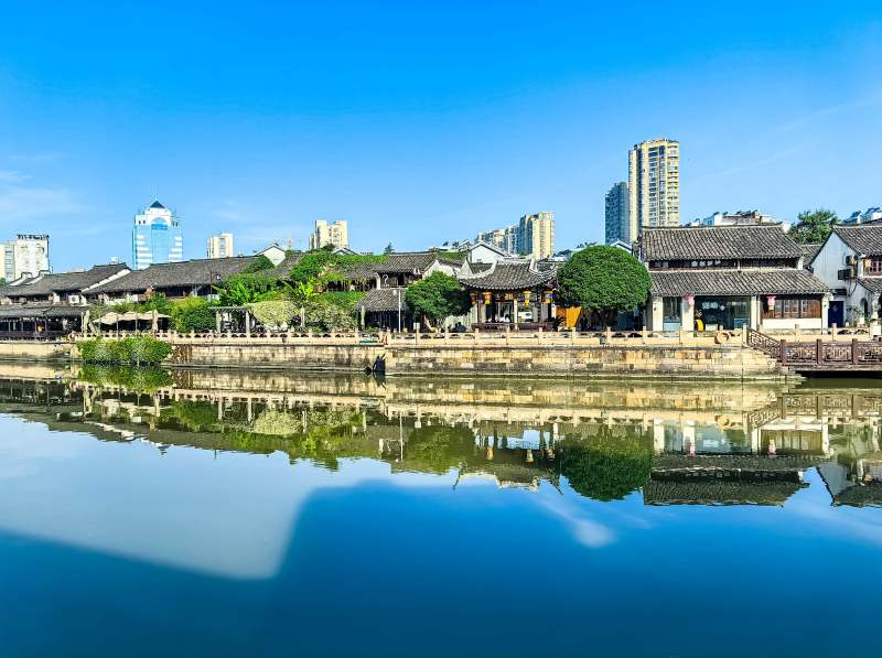 江南水乡古镇石板街与现代建筑同框镜像浙江图片