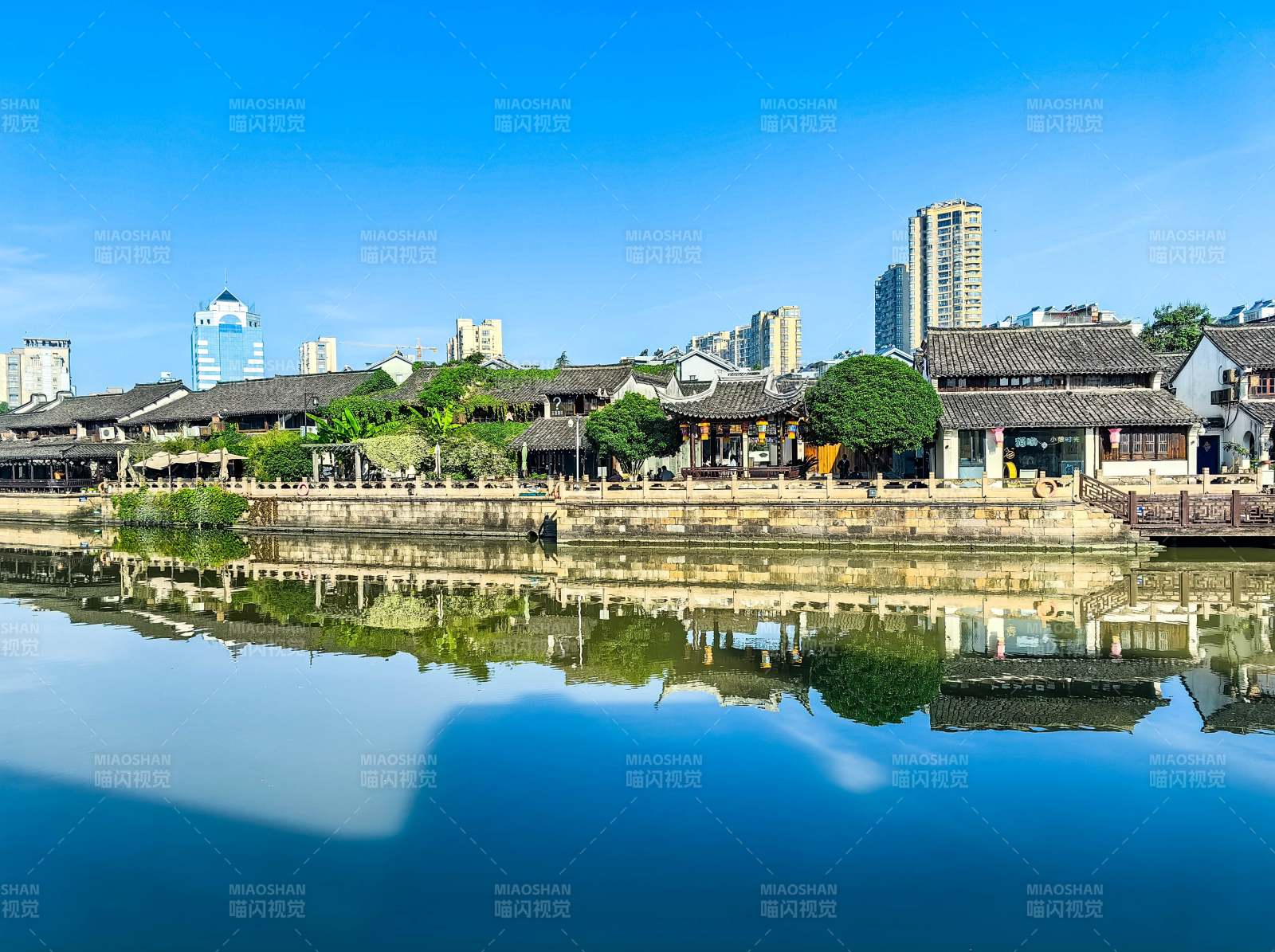 江南水乡古镇石板街与现代建筑同框镜像浙江图片