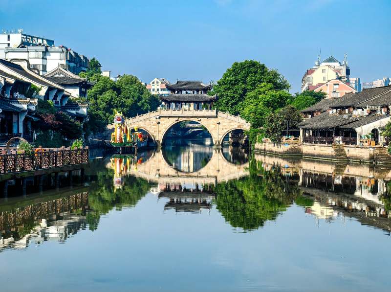 江南水乡古镇石拱桥水面镜像 浙江图片