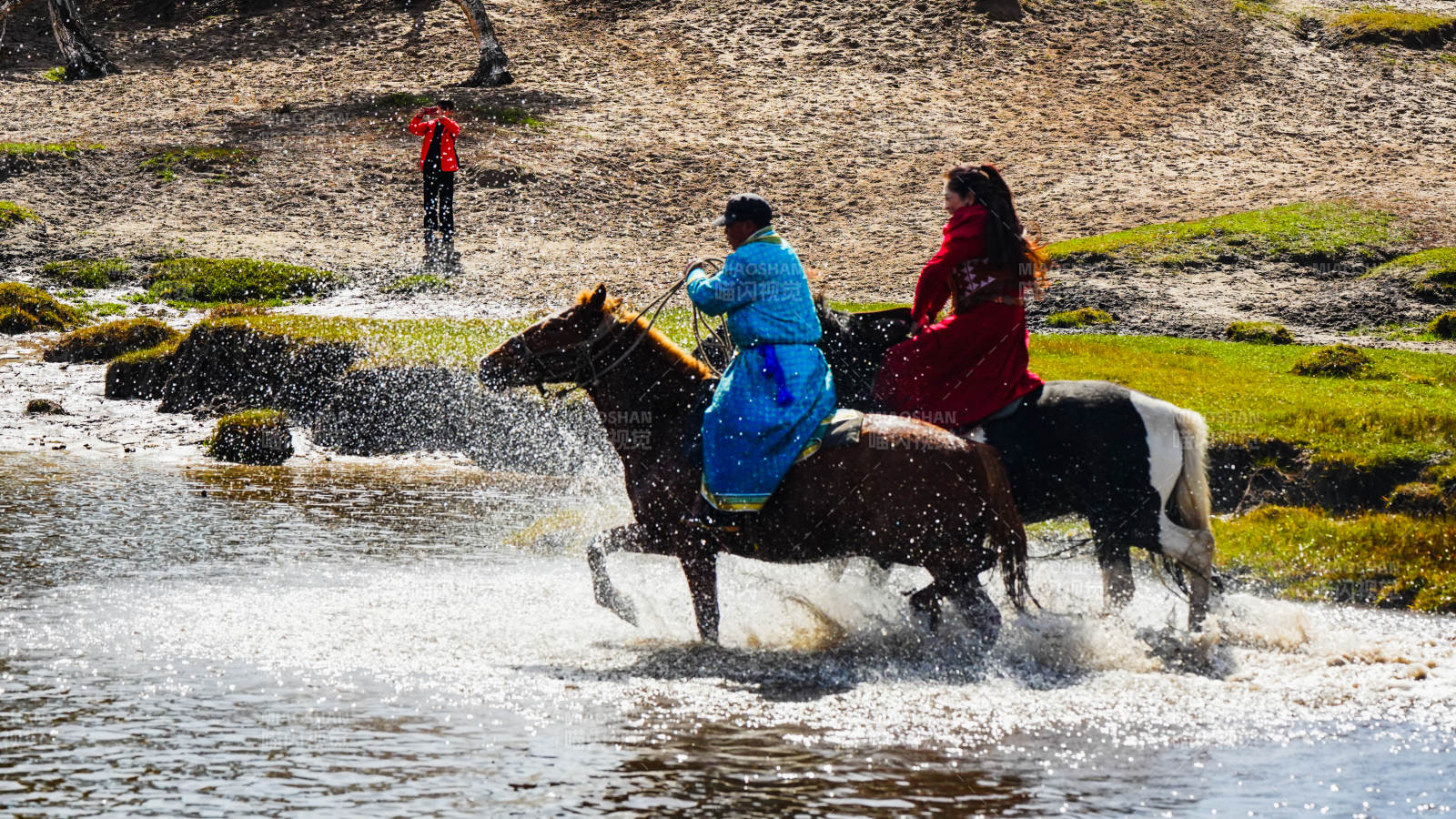 骑马涉水前行图片