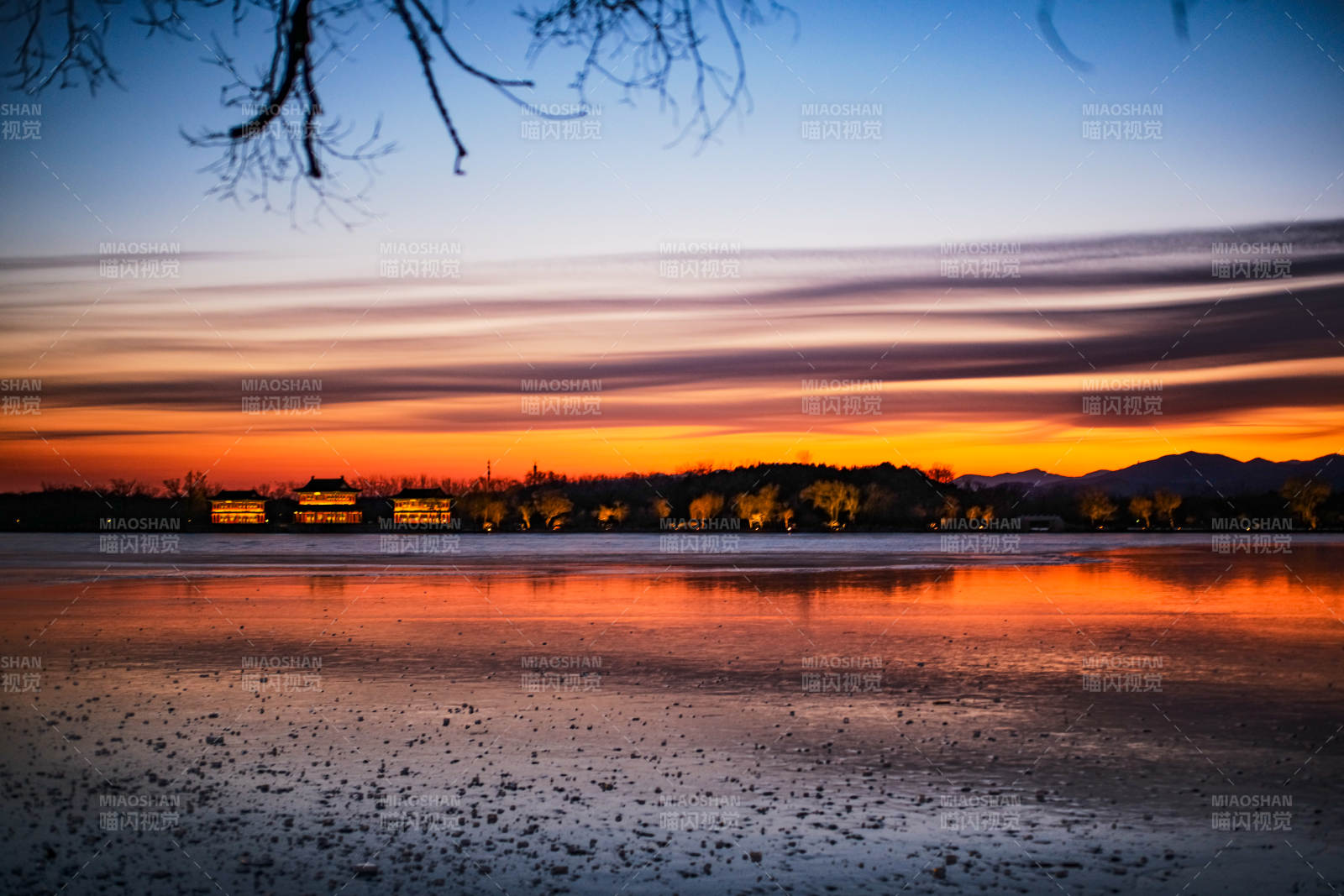 颐和园湖畔夕照图片