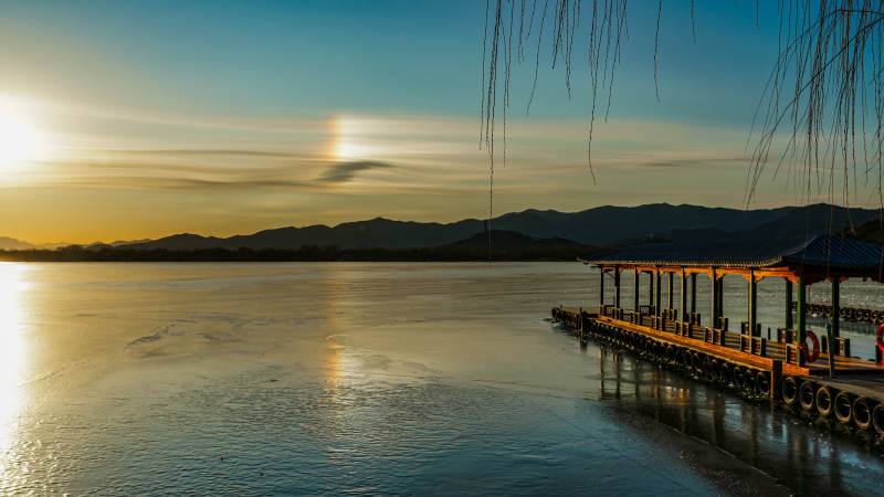颐和园湖畔夕阳美景图片