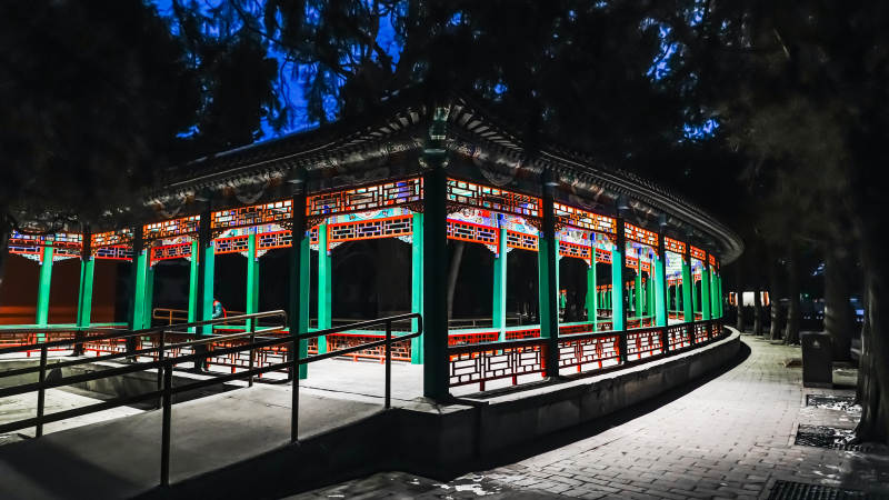 颐和园夜色中的古典长廊图片