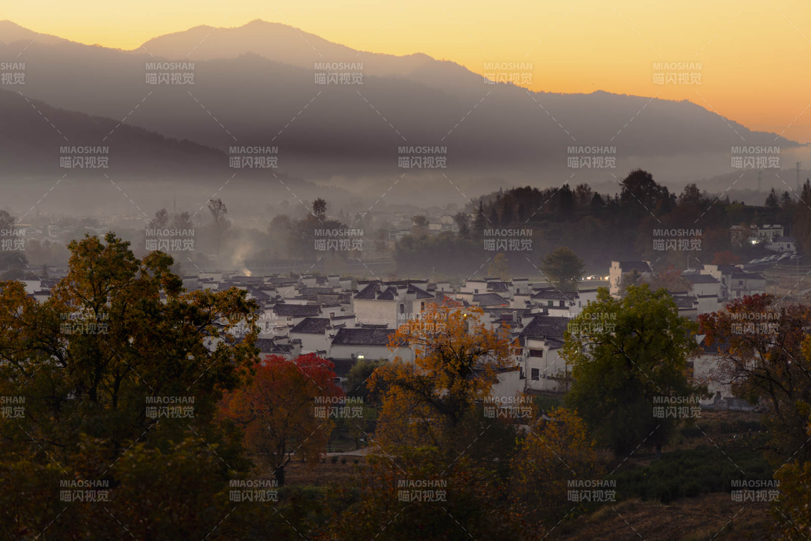 晨雾中的卢村秋景图片