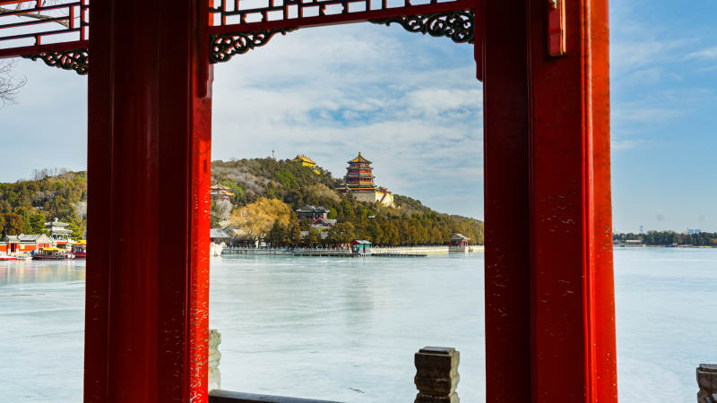 颐和园湖光塔影映红窗图片