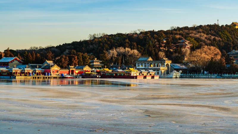 颐和园冬日湖畔风光图片