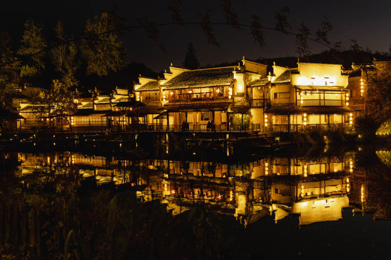 夜色中的秀丽水镇图片