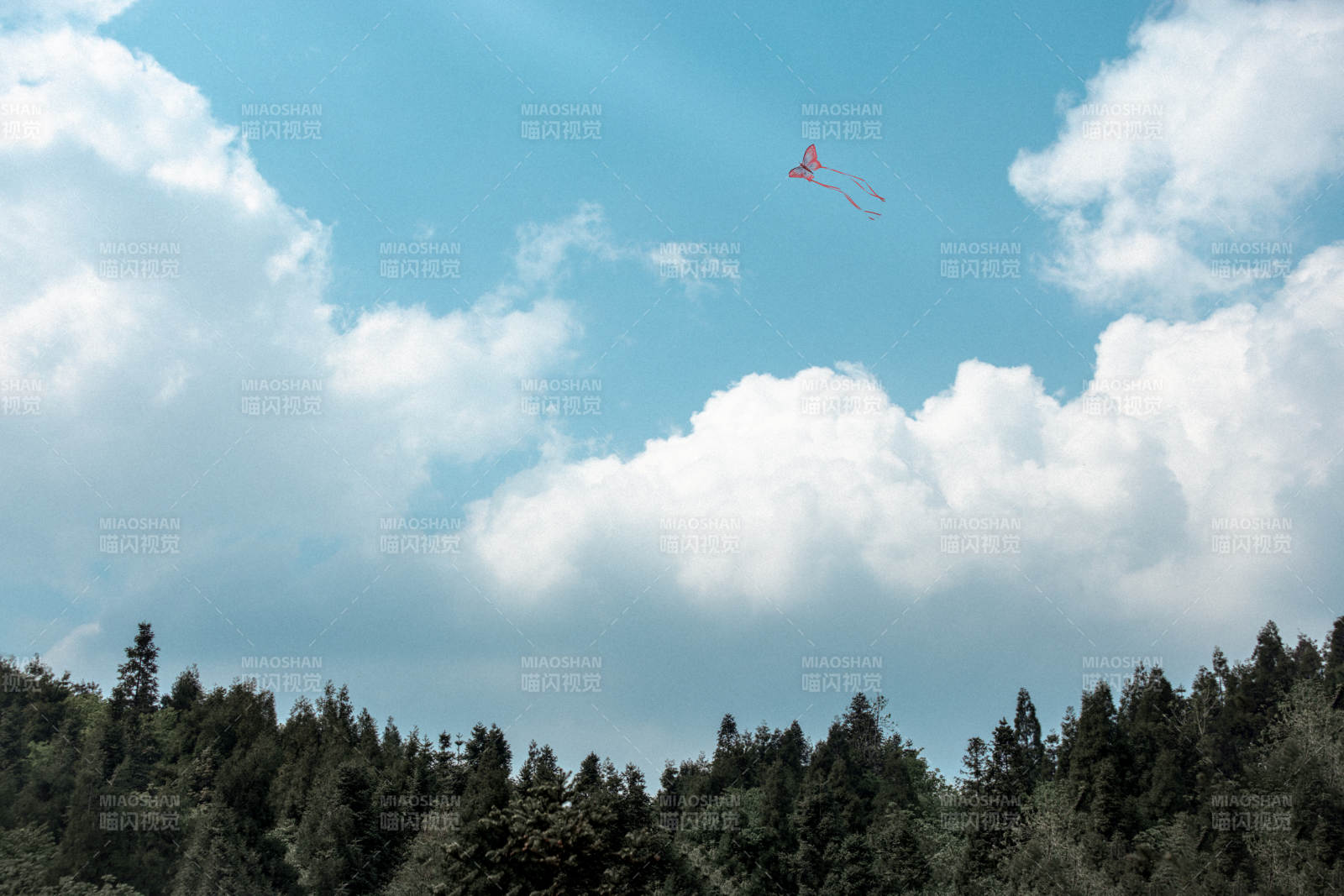 复古胶片蓝天白云图片