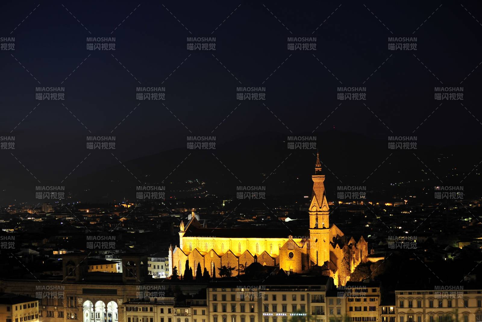 意大利夜幕下的教堂灯火辉煌图片