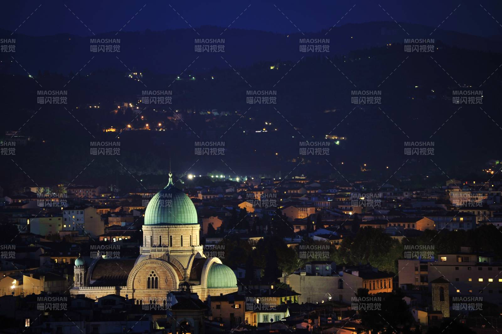 意大利夜幕下的城市教堂图片