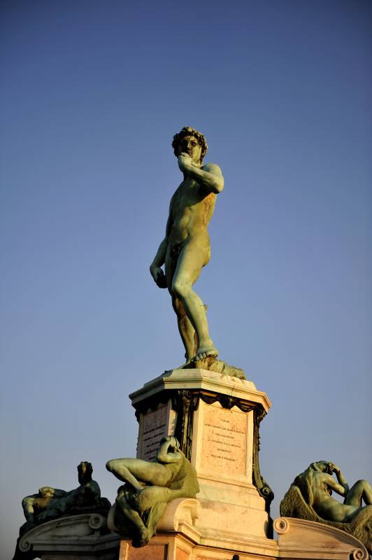 意大利大卫雕像仰望天空图片