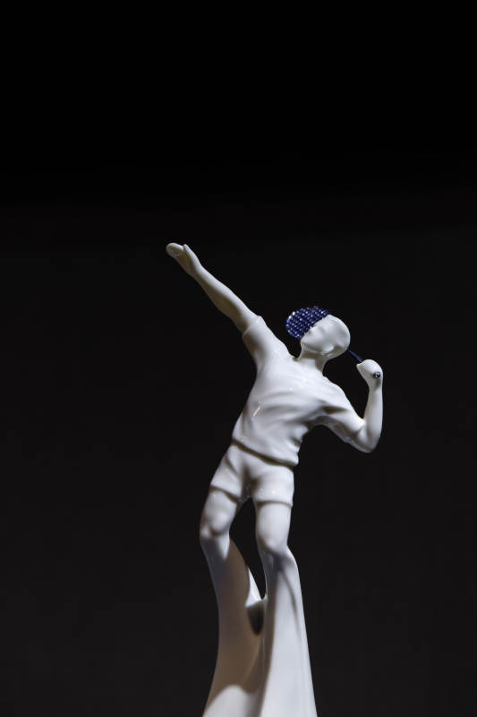 景德镇羽毛球运动员瓷雕图片