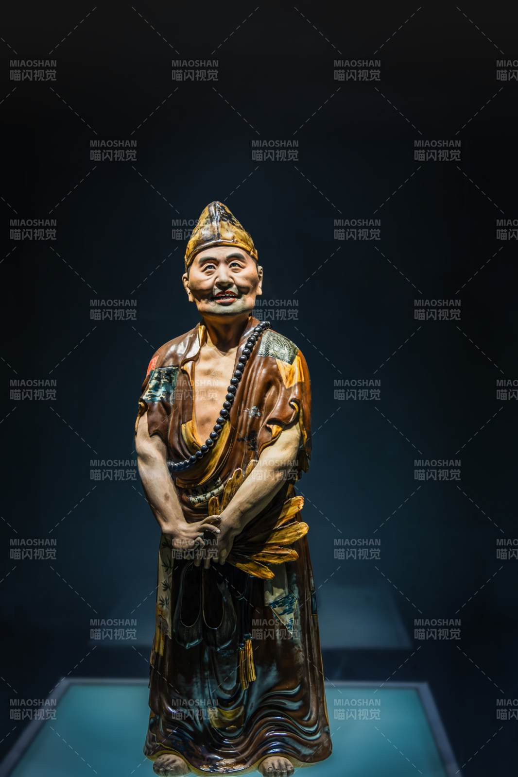 景德镇济公彩绘陶俑 笑颜迎人图片