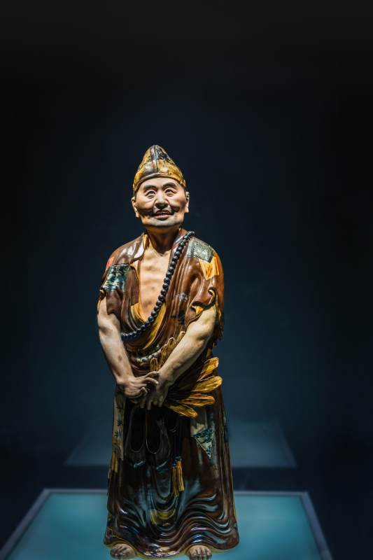 景德镇济公彩绘陶俑 笑颜迎人图片