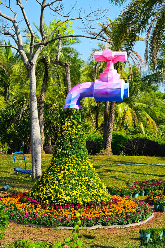 花海中创意水龙头艺术造型图片