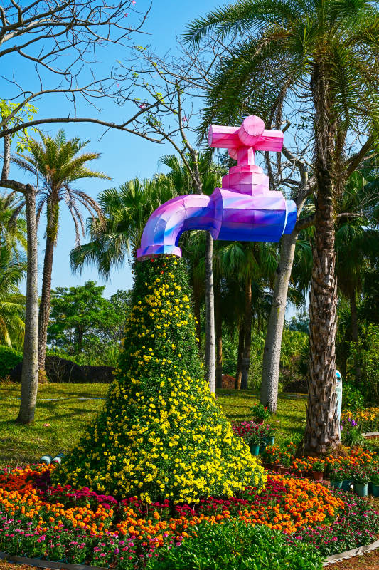 花海中创意水龙头艺术造型图片