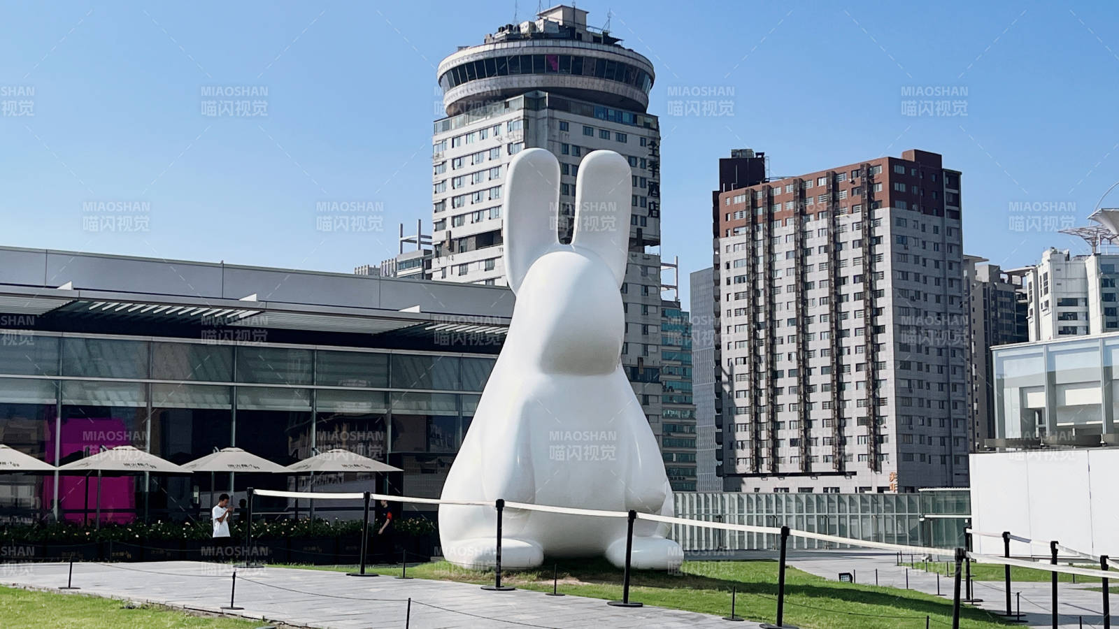 巨型兔子雕塑城市景观图片