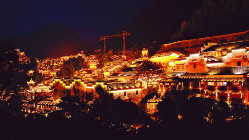 夜幕下的古镇灯火图片