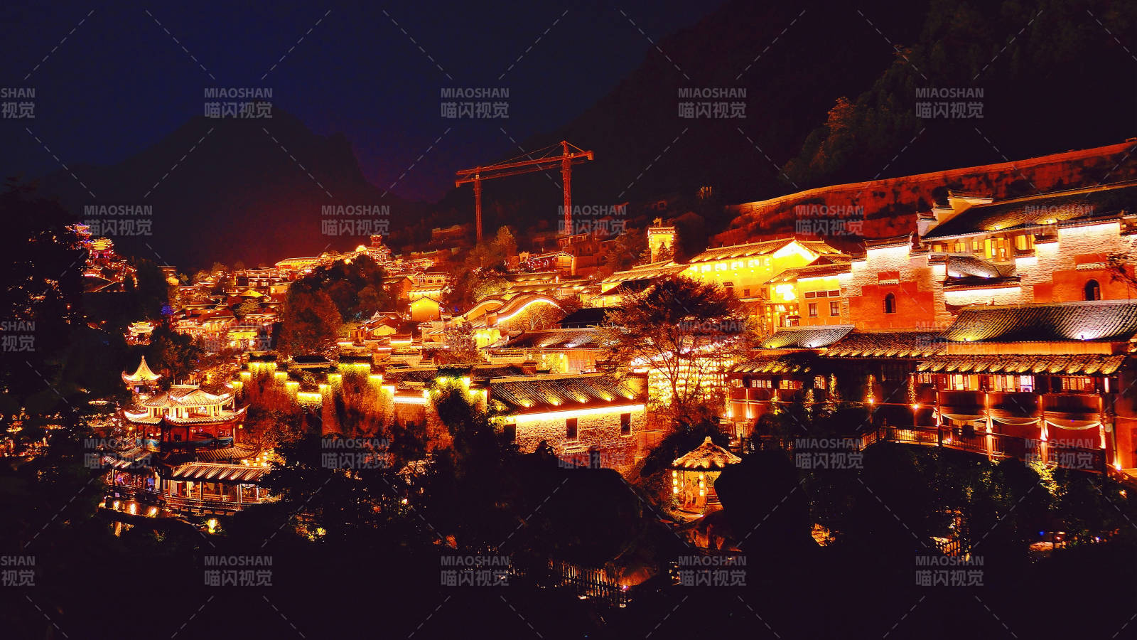 夜幕下的古镇灯火图片