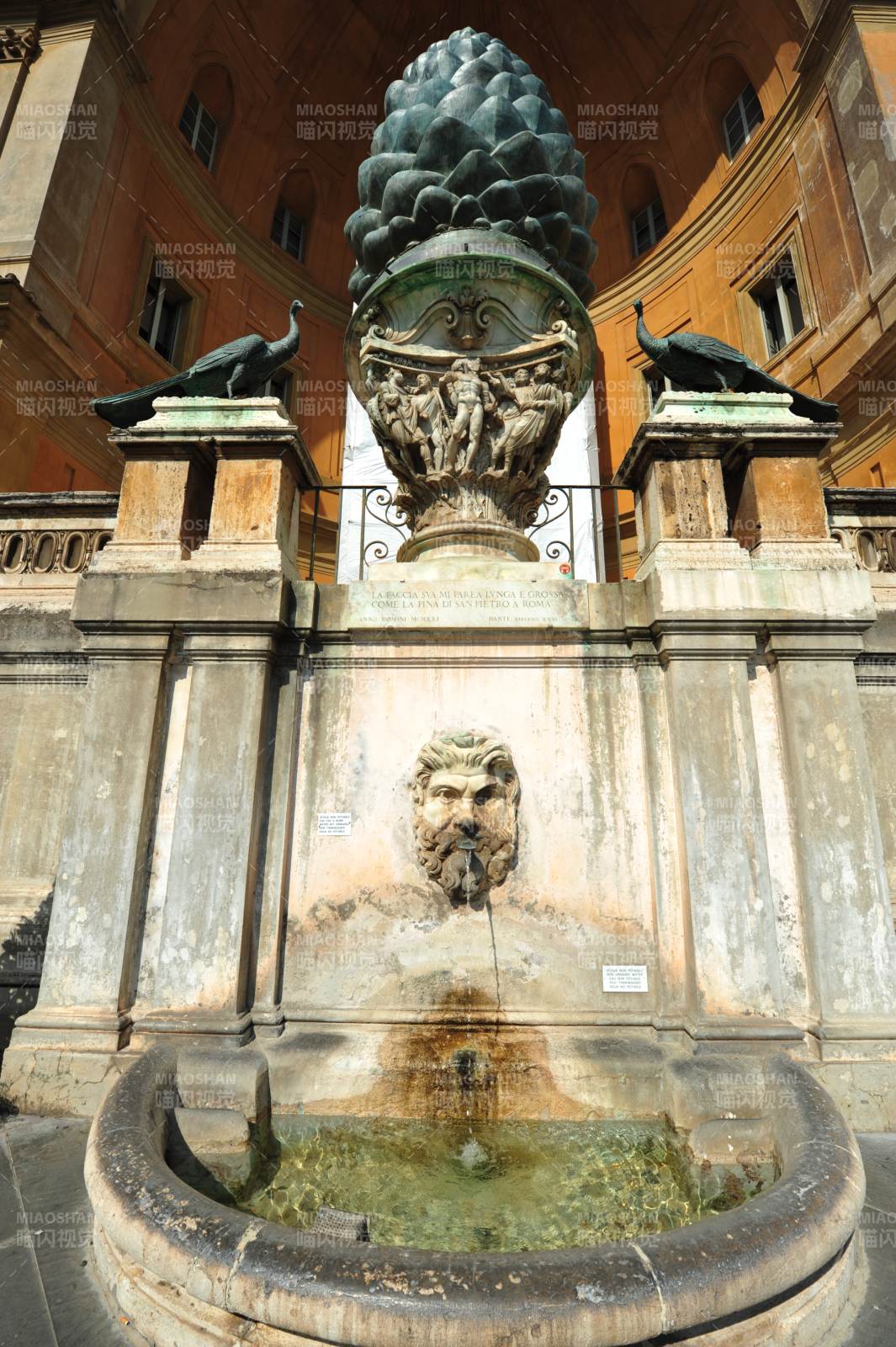 意大利松果喷泉雕塑图片