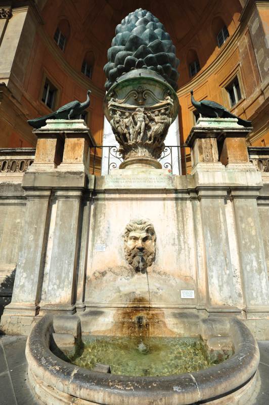 意大利松果喷泉雕塑图片